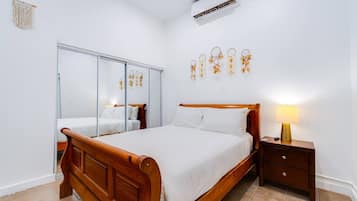 Caja de seguridad en la habitación y tabla de planchar con plancha