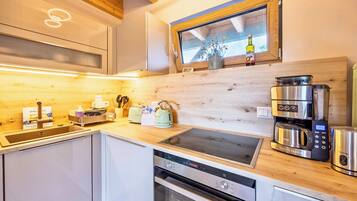 Fridge, oven, stovetop, dishwasher