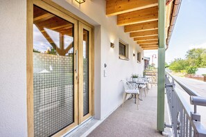 Outdoor dining - Schäfers Wohlfühlapartments - between Störmthaler & Markkleeberger See, Leipzig (Großpösna)