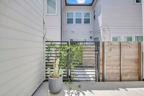Property grounds - Modern 3 Bed/2.5 Bath Townhome in Trendy Mueller – Walk to Parks, Shops & Dining (Austin)