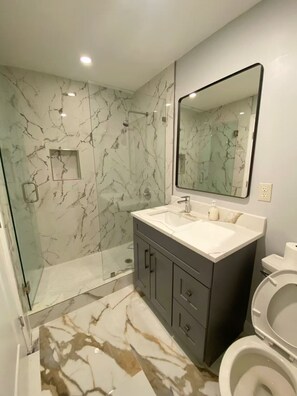 Hair dryer, towels, soap, toilet paper - Peaceful and newly home with solar heated pool (Brandon)