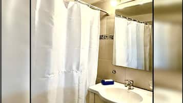 Appartamento | Bagno | Bidet, carta igienica