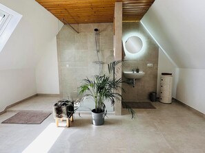 Shower, hair dryer, towels, soap - Cozy Family Home near Ramstein Air Base – Comfort & Convenience (Hochspeyer)