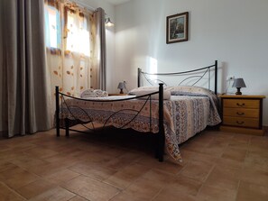 1 dormitori, un bressol de viatge, wifi gratuïta i roba de llit