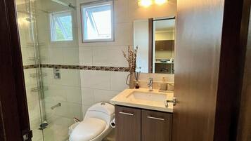 Doccia, asciugamani, sapone, carta igienica