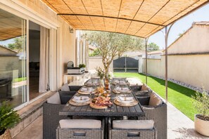 Outdoor dining - Villa Saint Rèmy de Provence Pets welcome Private pool (Saint-Rémy-de-Provence)