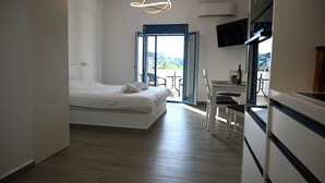 Une chambre moderne avec un lit, un bureau et une vue sur l’extérieur.