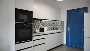 Refrigerador, microondas, horno, cafetera/tetera