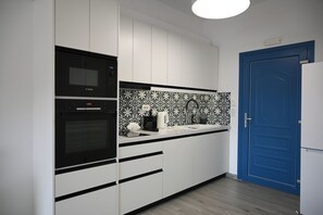 Refrigerador, microondas, horno, cafetera/tetera