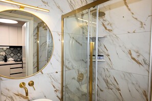Séchoir à cheveux, serviettes fournies, savon, shampooing