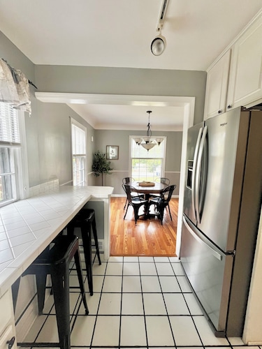 Welcoming 3-bedroom house with AC in Flint. Pet and family friendly!