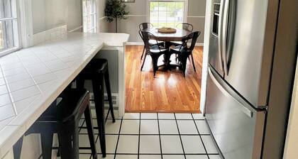 Welcoming 3-bedroom house with AC in Flint. Pet and family friendly!