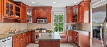 Charming Mystic Cottage — Walk to Downtown, Spacious & Perfect for Groups!