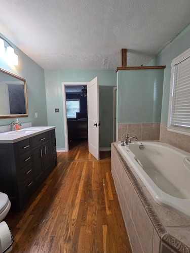  A 2-bedroom house  in Georgetown, close to downtown, fully fenced back yard. 