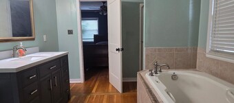  A 2-bedroom house  in Georgetown, close to downtown, fully fenced back yard. 