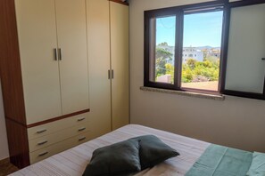 1 makuuhuone, silitysrauta/-lauta, vuodevaatteet