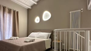 Een slaapkamer met een bed, een witte balustrade, een radiator en een plafond met houten balken.