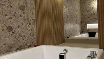 Dusche, Whirlpool, Haartrockner, Bidet