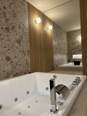 Douche, baignoire à jets, sèche-cheveux, bidet