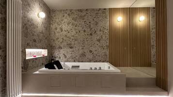 Dusch, bubbelbadkar, hårtork och bidé