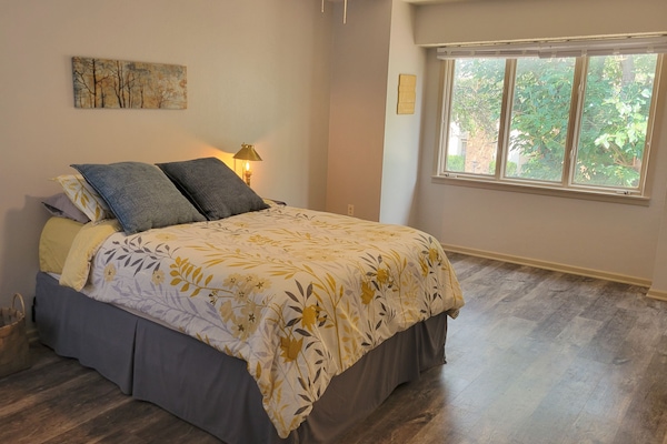 Master with Queen Bedroom overlooking Garden Partio. Lots of light.