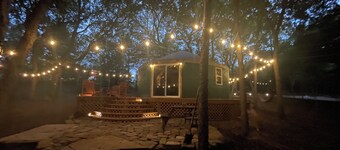 Glamping in Waxahachie, Come stay in our luxury Yurt in the Woods with a Hot Tub