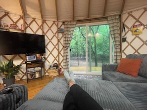 Smart TV, reproductor de DVD, libros y biblioteca musical