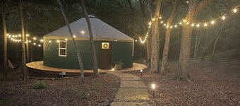 Glamping in Waxahachie, Come stay in our luxury Yurt in the Woods