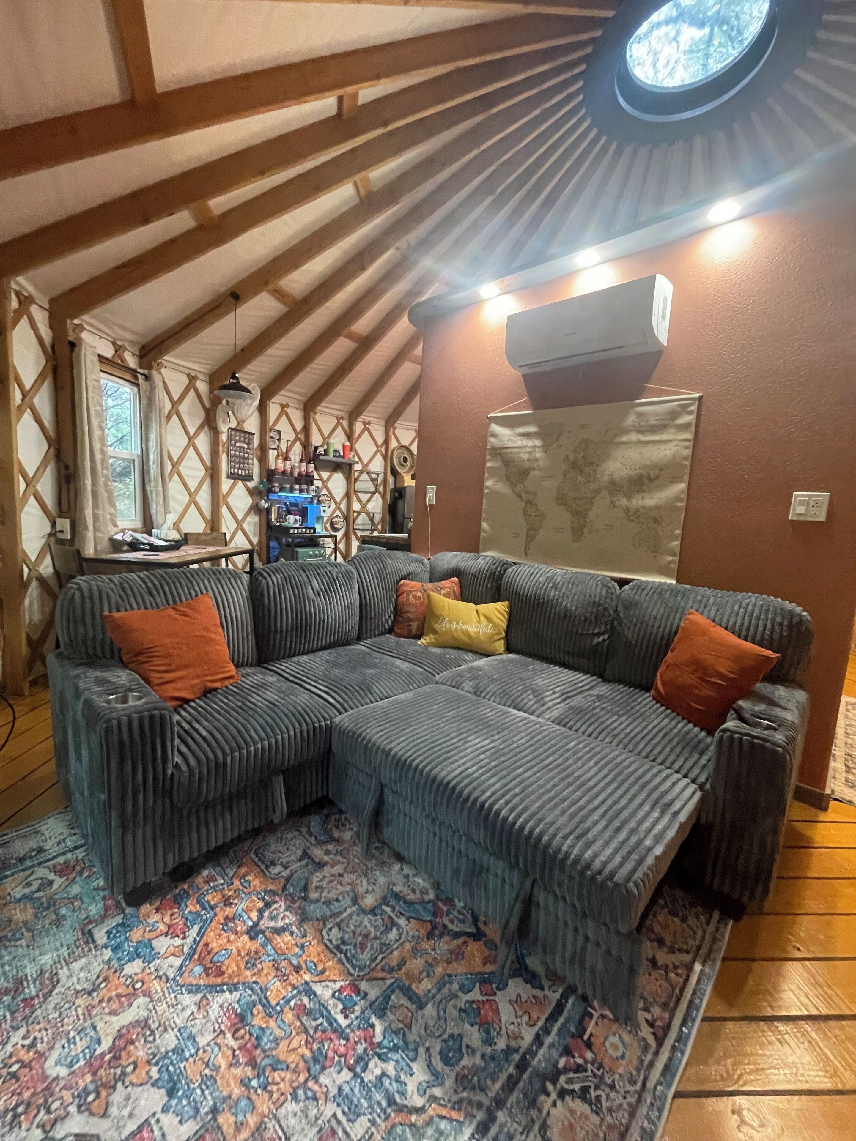 Téléviseur connecté, lecteur de DVD, livres, sélection de musique