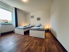 2 室のベッドルーム、アイロン / アイロン台、WiFi、ベッドシーツ