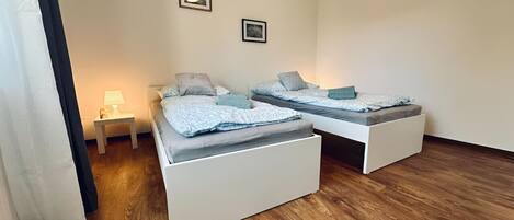 2 habitaciones, insonorización, tabla de planchar con plancha y wifi