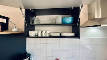 Een koelkast, een magnetron, een oven, een kookplaat