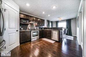 Réfrigérateur, four à micro-ondes, un four, surface de cuisson