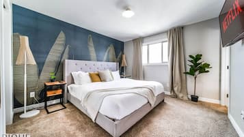 5 makuuhuonetta, työpöytä, silitysrauta/-lauta, vauvan matkasänky