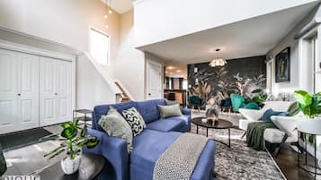 Televisor intel·ligent, llar de foc, futbolí i llibres