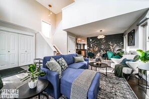 TV connectée, cheminée, baby-foot, livres