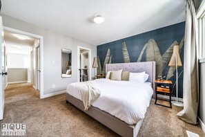 5 slaapkamers, een bureau, een strijkplank/strijkijzer, reisbedje