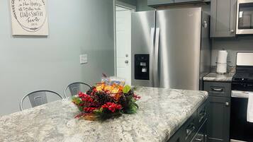 Een microgolfoven, een oven, een kookplaat, een vaatwasser