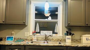 Een microgolfoven, een oven, een kookplaat, een vaatwasser