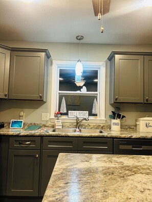 Microwave, oven, stovetop, dishwasher - Country's Edge Retreat (Greentop)