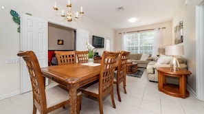 Luxury-Apartment, 3 Schlafzimmer, Nichtraucher, Küche | Essbereich im Zimmer
