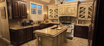 4-bedroom house in lovely Coats with fitness room, AC, hot tub, outdoor patio.
