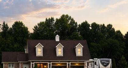 4-bedroom house with fitness room, AC, seasonal hot tub, outdoor patio.
