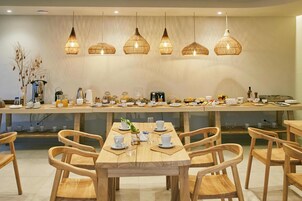 Free daily cooked-to-order breakfast