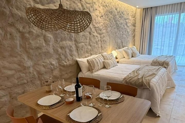 Habitación superior con 2 camas individuales, vista al jardín | Caja de seguridad en la habitación y espacio para trabajar con laptop