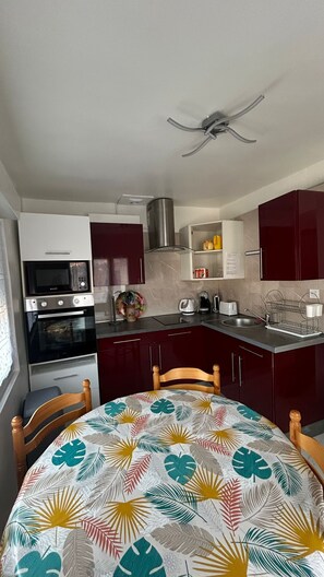 Fridge, microwave, oven, stovetop - Apartment in the high cantons of Languedoc for a pleasant vacation (Le Bousquet-d'Orb)