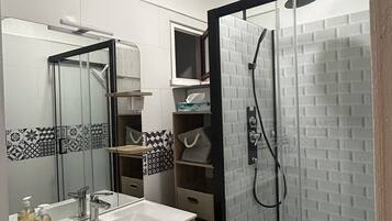 Douche, serviettes fournies, papier toilette