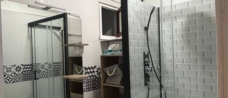 تجهيزات دش، مجففات شعر، مناشف، صابون