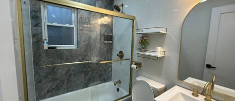 Bidet, serviettes fournies, savon, papier toilette