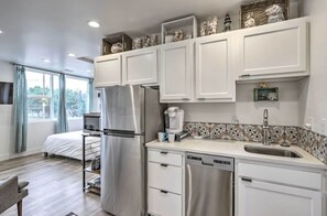 Refrigerador, microondas, parrilla de estufa y cafetera y tetera